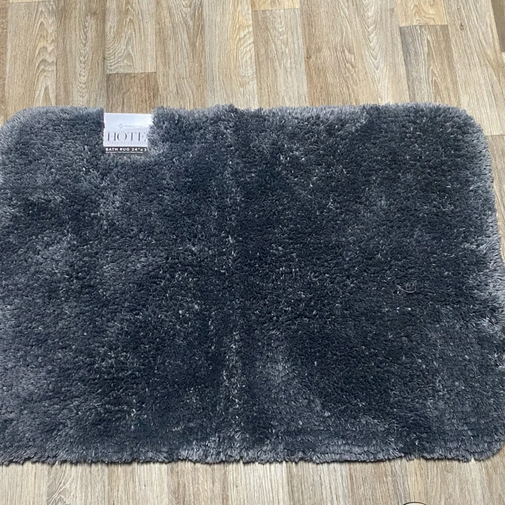 Bath rug, 24x30. Brand new never used. Super soft.